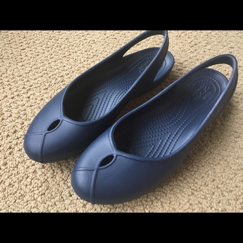 NWOT Women’s Crocs-Navy  Flats w/strap